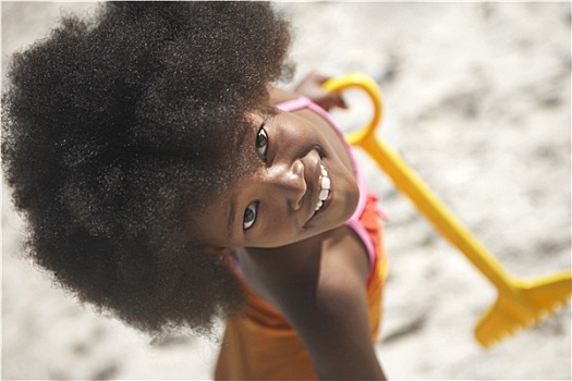 女孩,8-10岁,站立,海滩,黄色,玩具,锹,微笑,头像,俯视