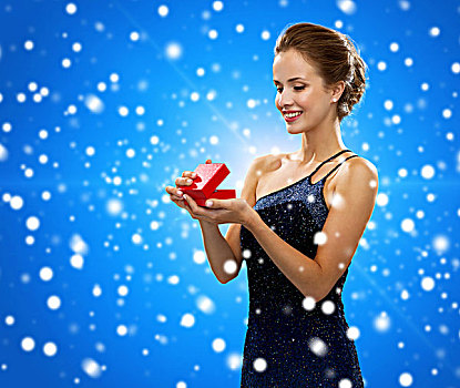 寒假,圣诞节,礼物,奢侈品,人,概念,微笑,女人,连衣裙,拿着,红色,礼盒,上方,蓝色,雪,背景