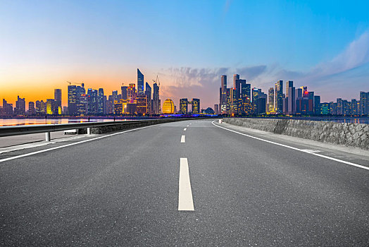 公路天际线和建筑景观夜景