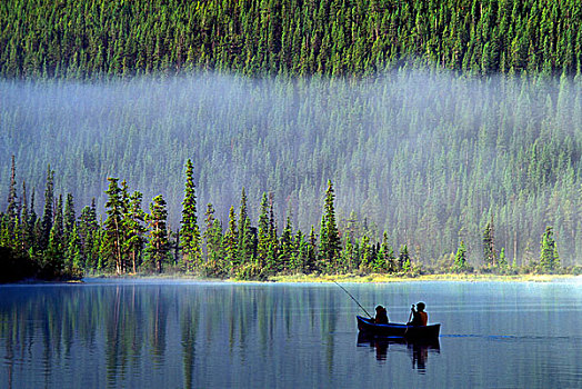 男孩,捕鱼,独木舟,雾气,背景,班芙国家公园,加拿大,北美