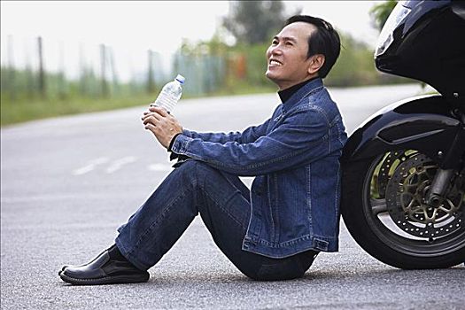 男人,摩托车,坐,道路,饮用水
