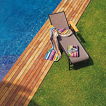 草坪,木质露台,游泳池,明亮,条纹,毛巾,现代,沙滩椅