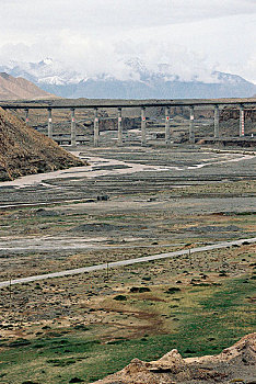 青藏铁路建设跨越河谷