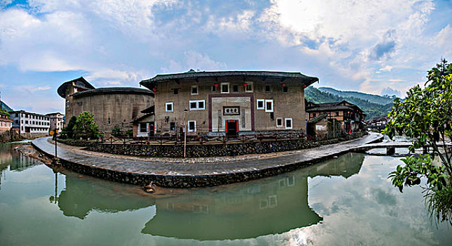 福建漳州南靖土楼林立的塔下村土楼群