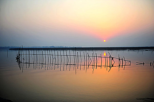 金黄阳光湖面背景