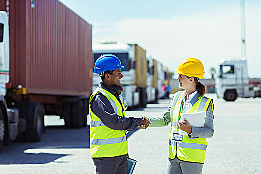 工作,职业女性,握手,靠近,卡车,货物集装箱