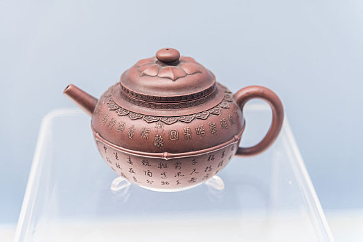 上海博物馆的清乾隆宜兴窑乾隆御制诗紫砂壶