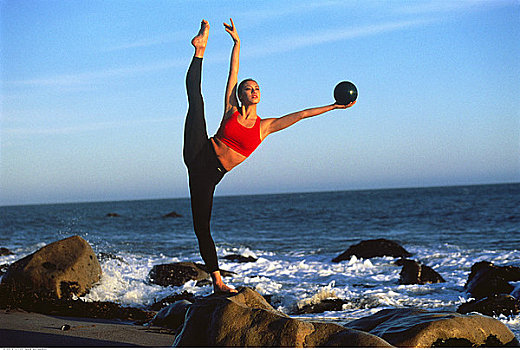 女人,平衡性,球,岩石上,海滩