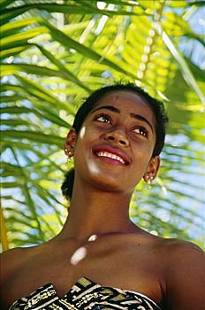 斐济,微笑,年轻,斐济人,女人,无带,连衣裙,棕榈叶,背景