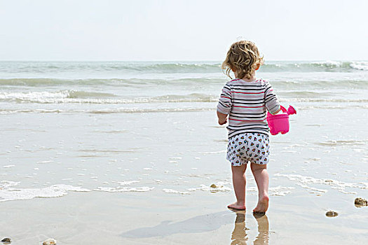 幼儿,女孩,走,海滩,后视图