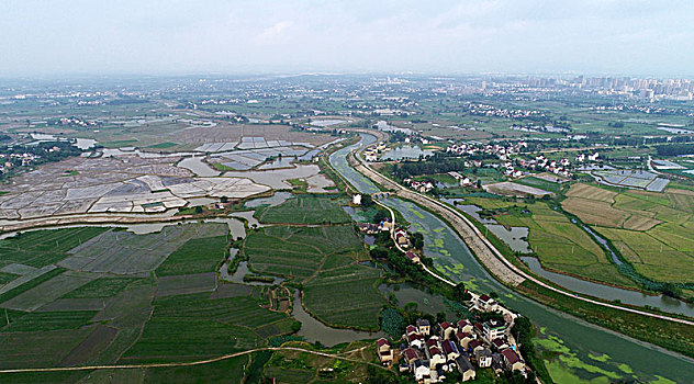 航拍雨后田园