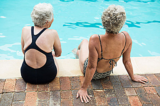 两个,老年,女人,坐,一起,池边,后视图