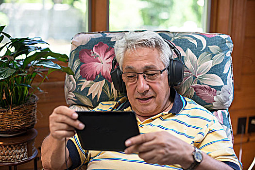 老人,坐,在家,戴着,耳机,数码