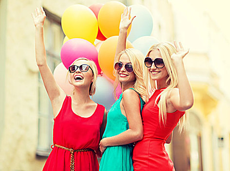 休假,旅游,朋友,女性聚会,金发,女孩,概念,三个,美女,女人,彩色,气球,挥手,城市