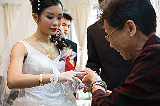 中式婚礼,给,饰品,新娘
