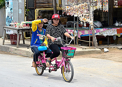 两个女人,骑,一前一后,泰国,亚洲