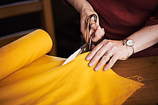 女人,坐,桌子,剪刀,切削,黄色,材质
