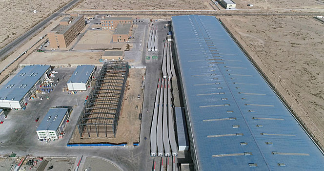 新疆哈密,航拍风力发电叶片生产厂