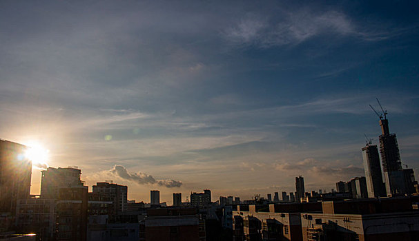 广州夏天日出日落天空云彩光影的变化