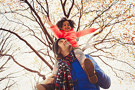 父亲,女儿,肩上,树下,秋天,公园