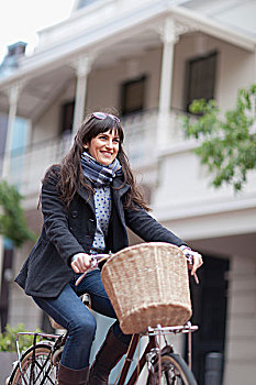 女人,骑自行车,城市街道