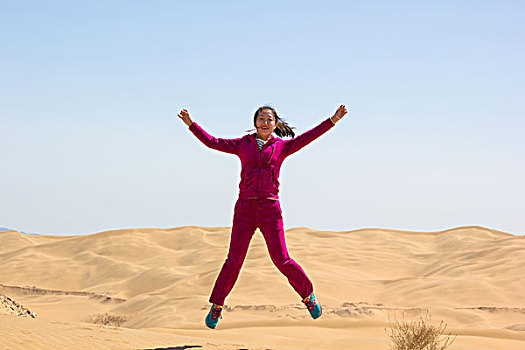 沙漠中跳跃的女性