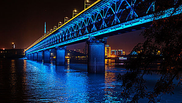 夜幕下的桥梁