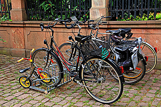 德国海德堡的大人自行车和儿童自行车