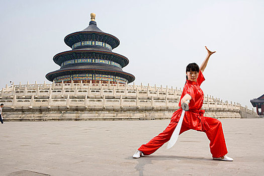 中国武术--一名女武术运动员在天坛祈年殿前练刀法