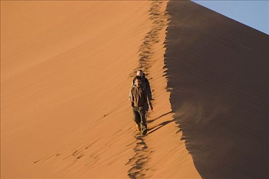 两个人,走,沙丘,索苏维来地区,纳米比亚,非洲