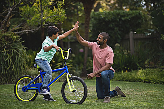 男孩,给,击掌相庆,父亲,骑自行车,公园