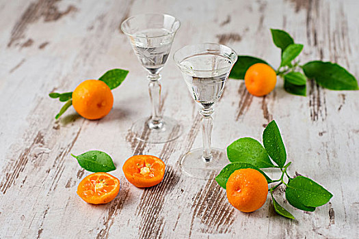 两个,老式,小酒杯,橙味利口酒,小,橘子,白色背景,木桌子