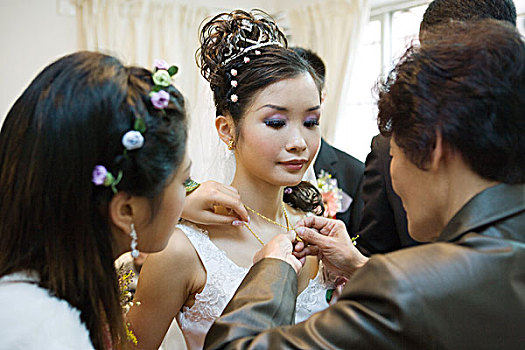 中式婚礼,给,饰品,新娘