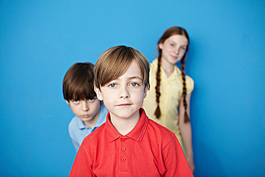 头像,三个孩子,看镜头,蓝色背景