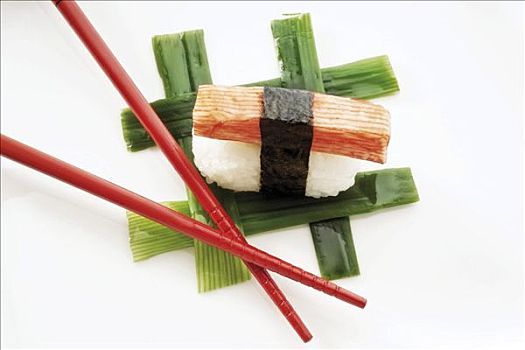 寿司,握寿司,蟹肉,米饭,紫菜干,海草,旁侧,红色,筷子,交织,韭葱