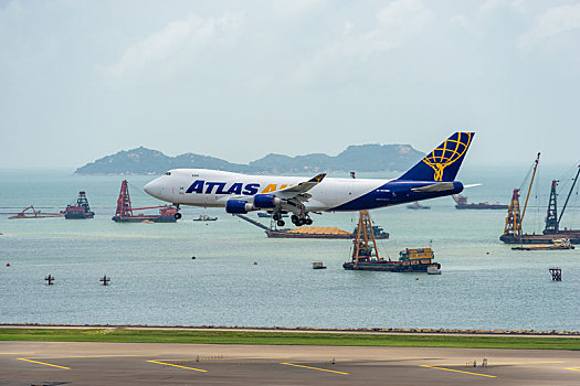 一架美国亚特拉斯航空的货运飞机正降落在香港国际机场