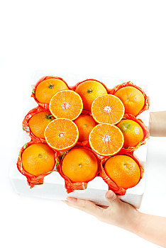 手上端着一箱爱媛果冻橙
