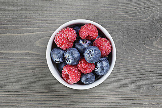 树莓,蓝莓,白色,碗,老,木桌