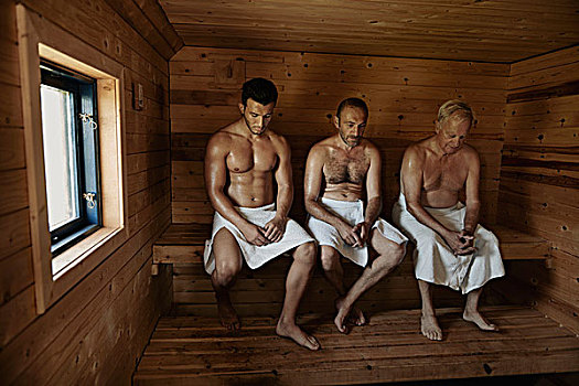 三个男人,坐,桑拿浴,头部