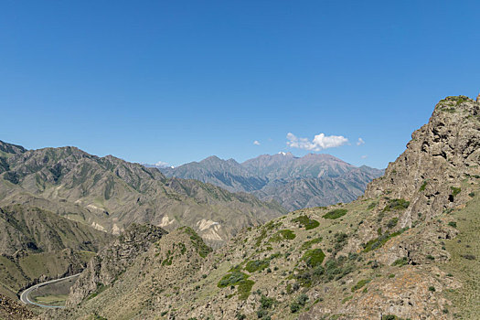 中国新疆夏季蓝天白云下g217独库公路沿途高山戈壁风景