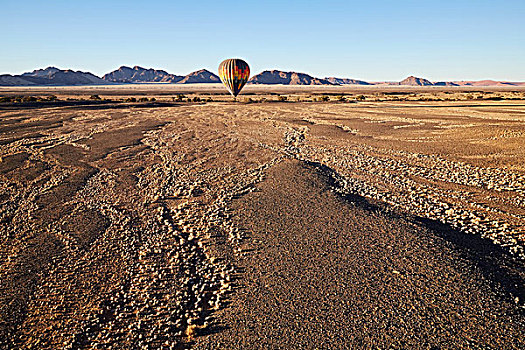热气球,后面,山,纳米比诺克陆夫国家公园,纳米布沙漠,纳米比亚,非洲