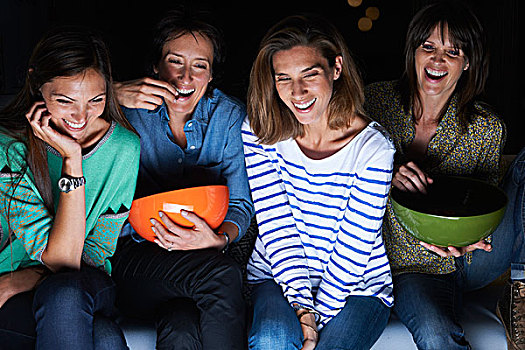 四个女人,笑,看电视,餐食,碗