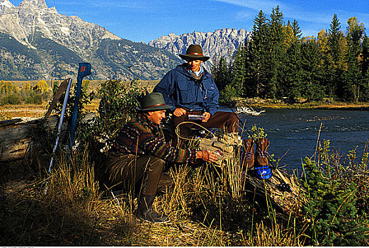 两个男人,坐,岸边,飞钓,设备,蛇河,杰克森洞山谷,怀俄明,美国