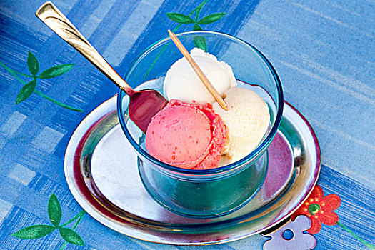 冰淇淋,香草,草莓,柠檬