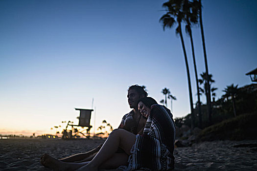 浪漫,年轻,情侣,坐,海滩,看,日落,新港海滩,加利福尼亚,美国