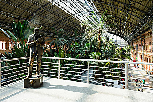 雕塑,火车站,马德里,西班牙