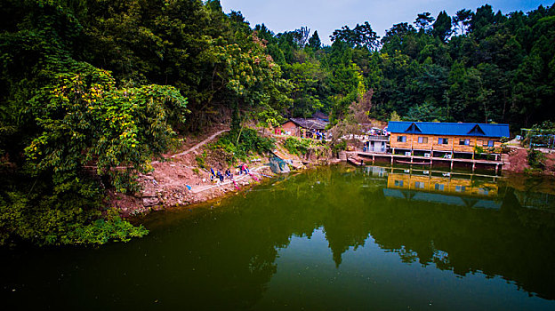 静静的湖面