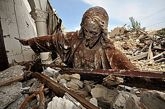 雕塑,耶稣,屋顶,碎石,教堂,毁坏,地震,地区,太子港,海地,加勒比,中美洲