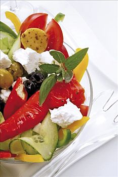 希腊沙拉,玻璃碗,羊乳酪,腌食小黄瓜,西红柿,辣椒,绿色,乌榄