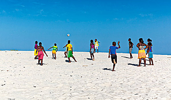 青少年,玩,足球,白沙,沙丘,马达加斯加,非洲